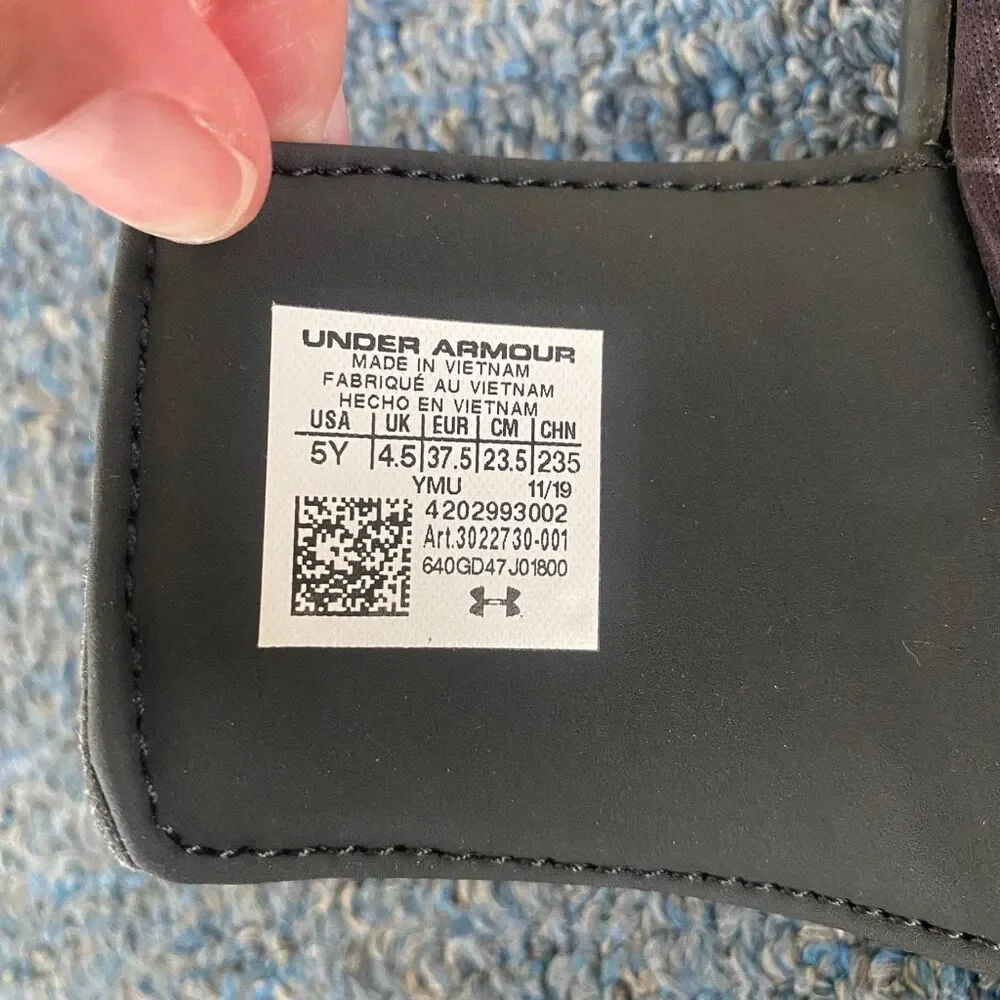 Under armour boys 5 youth brand new with tags comfort slides w/adjustable strap